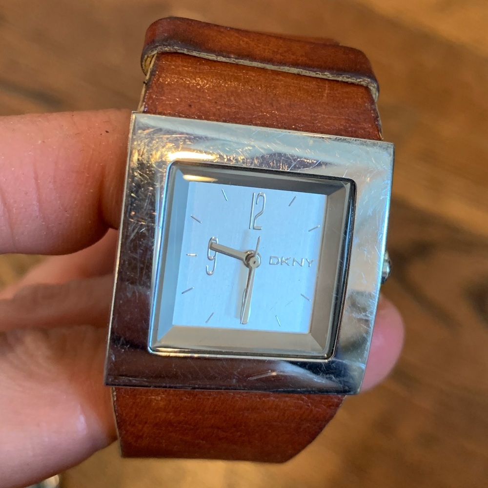 DKNY WOMENS BROWN LEATHER WATCH